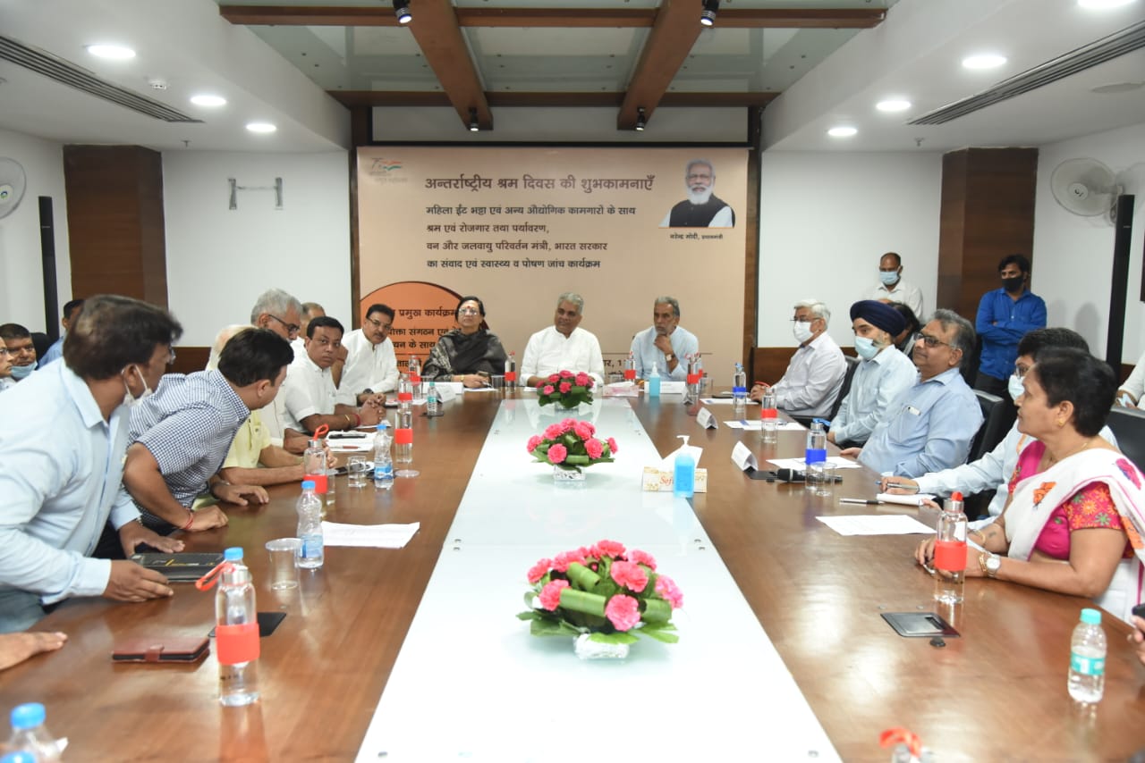 Sh. Bhuendra Yadav, Honourable Minister of Labour and Employment interacting with representatives of Employers Association during Health check up camp.